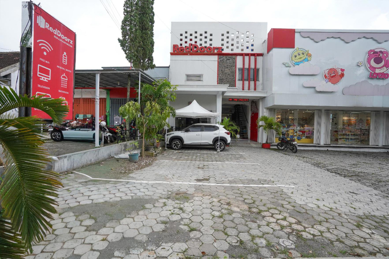 Exterior & Views 2, RedDoorz near Alun - Alun Magetan, Magetan