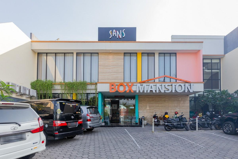 Exterior & Views 2, Sans Hotel Box Mansion Surabaya by RedDoorz, Surabaya