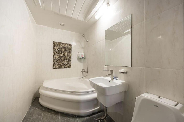 Bathroom, Gunsan Hotel May, Gunsan