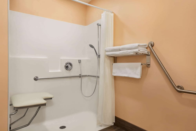 Bathroom 4, Travelodge by Wyndham Pincher Creek, Division No. 3