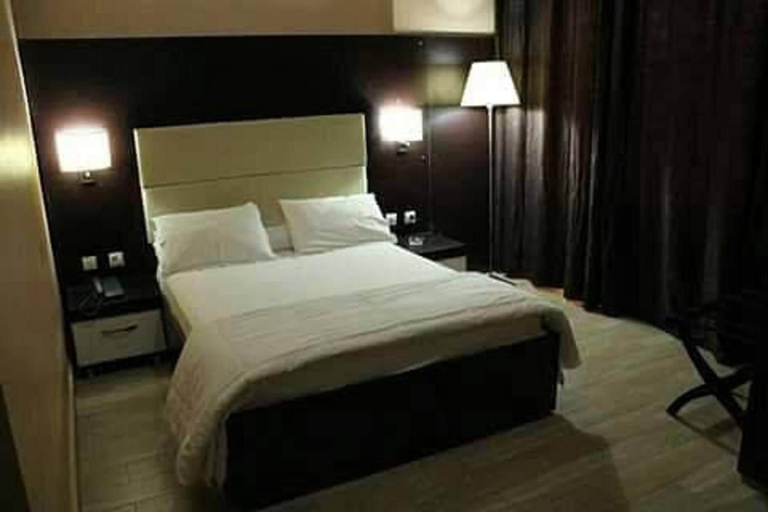 Room 2, AZ Apartments, Zeralda