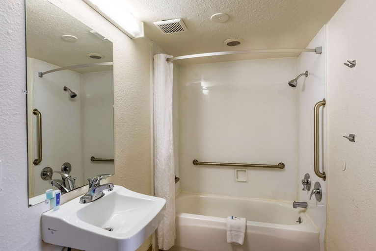 Bathroom 4, Rodeway Inn Phoenix North I-17, Maricopa