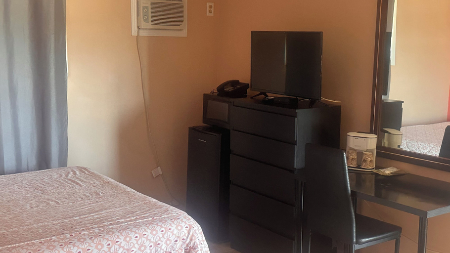Room 2, Colonial Motel, Chatham-Kent