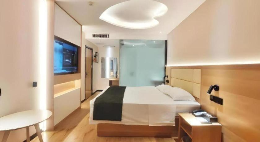 Bedroom 2, GreenTree Inn Heze Railway Station Hotel, Heze