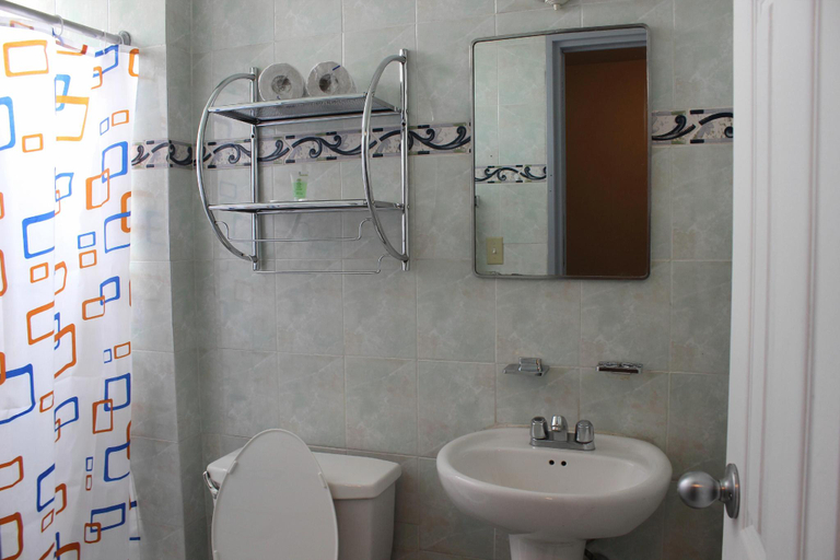Bathroom 5, Hotel Caribe, Panamá