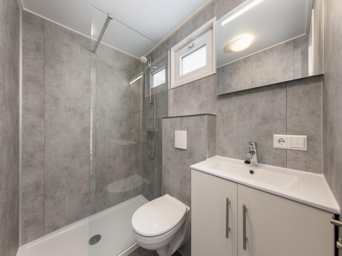 Bathroom, Cozy Chalet w Pool Access, Aa en Hunze