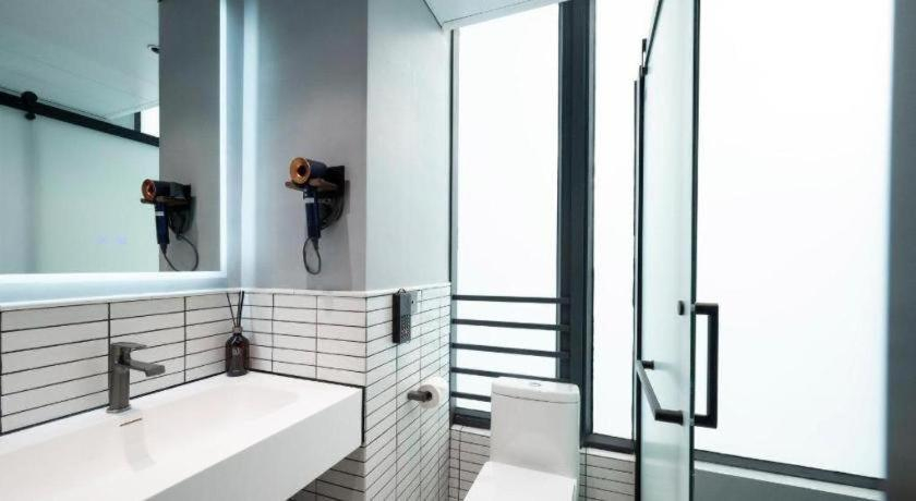 Bathroom 4, Harbour Bay Hotel, Kowloon