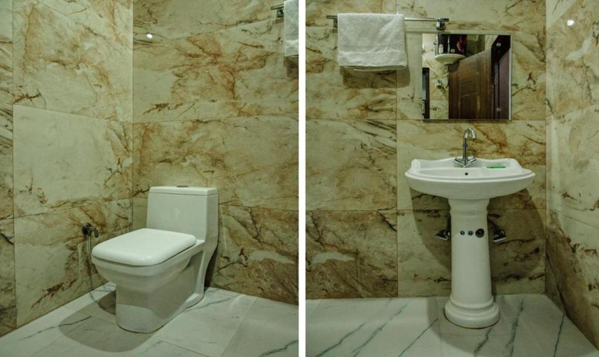 Bathroom 4, Treebo The King Mohali, Sahibzada Ajit Singh Nagar