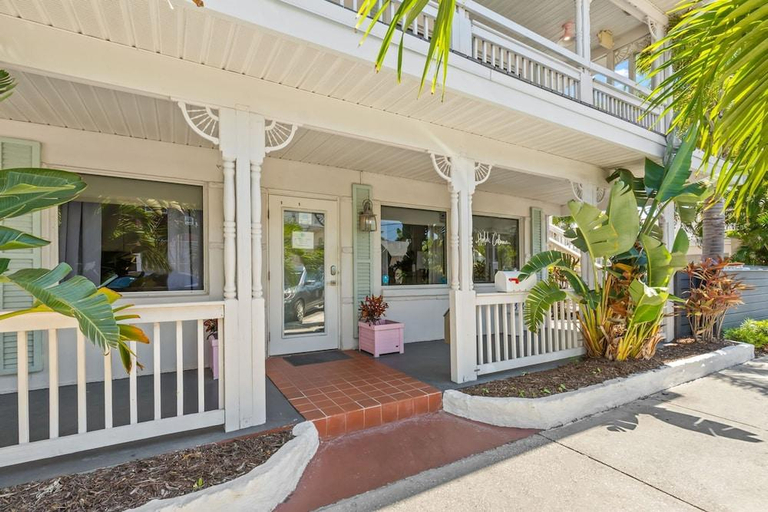 Others 2, Stunning 2BR Suite, Just Steps to the Beach, Pinellas