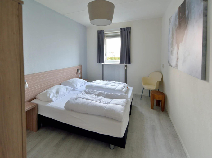 Bedroom 2, Detached holiday home with combi-microwave at the Schildmeer, Slochteren