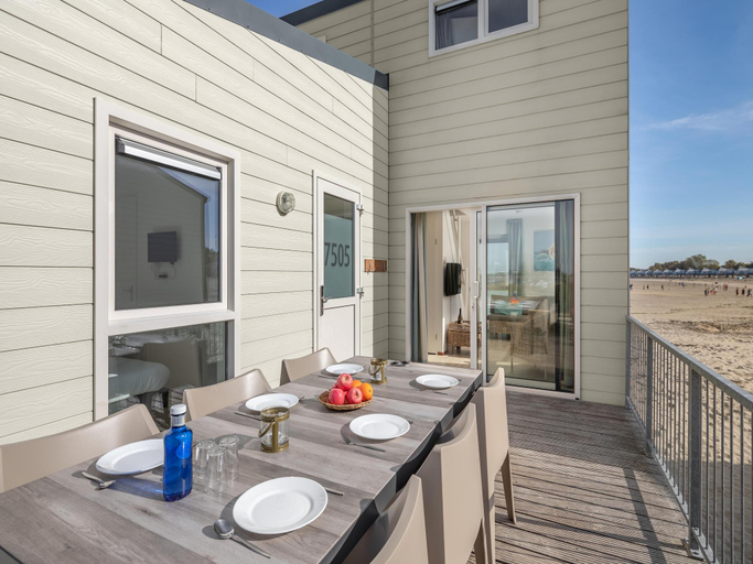 Others 4, Chalet Near the Beach with Dishwasher, Noord-Beveland