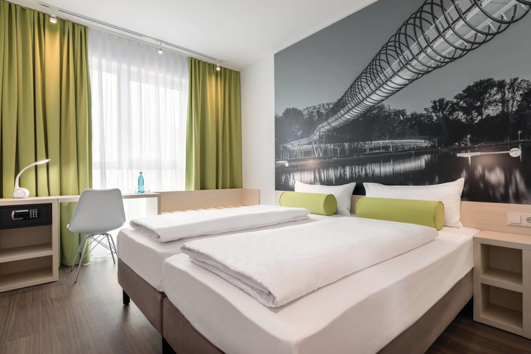 Bedroom 3, Super 8 by Wyndham Oberhausen am Centro, Oberhausen