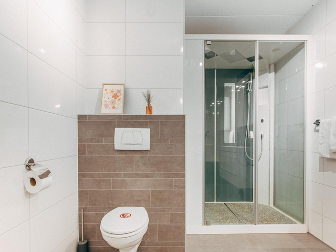 Bathroom 2, Deluxe Dike Villa with Sauna for 6, Wûnseradiel