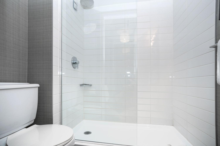 Bathroom 4, Sandman Hotel Vernon, North Okanagan