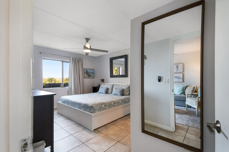 Room 1, Cool Waves Oceanfront Retreat - St Augustine Beach 2 Pools 5 Hot Tubs! On the Beach, Saint Johns