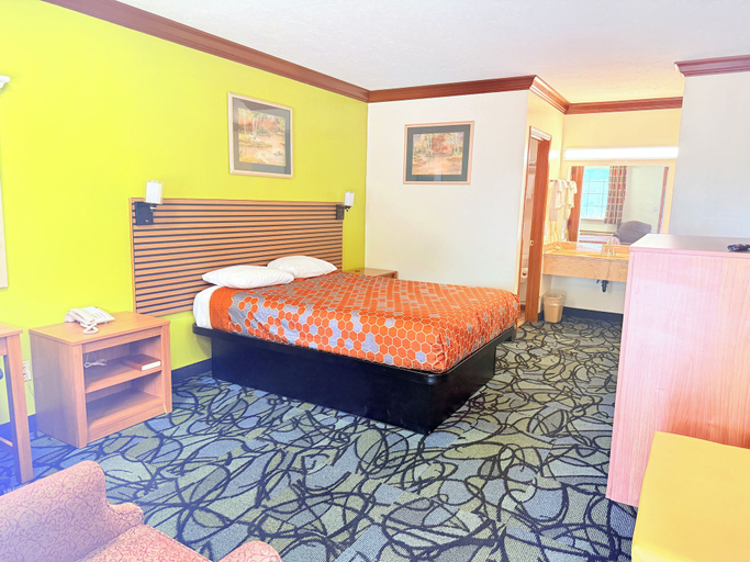 Bedroom 3, Economy Inn - Akron, Summit