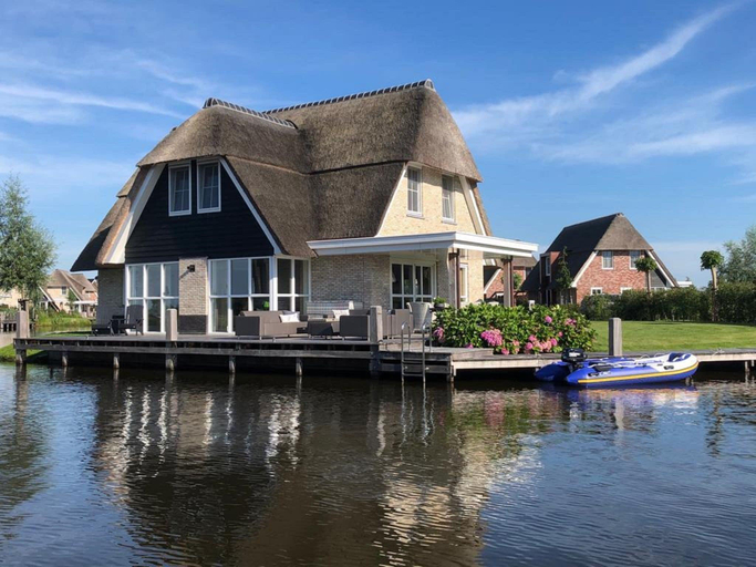 Others 4, Villa in Friesland with Sauna and Jetty, Lemsterland