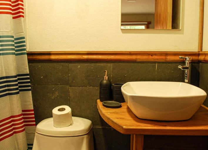 Bathroom 3, Chucao Bosque y Cabaas, Palena