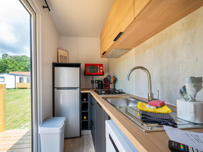 Kitchen 5, Comfortable caravan in a green setting, Oost-Vlaanderen