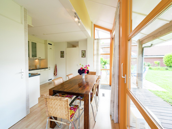 Food & Drinks 5, Villa in Biddinghuizen by Lake Vulwe, Dronten