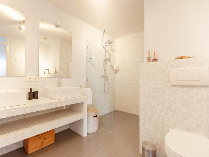 Bathroom 3, Panoramic Dyke Villa with Whirlpool, Wûnseradiel