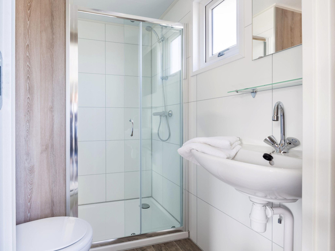 Bathroom 2, Chalet in Kamperland near the Beach, Noord-Beveland