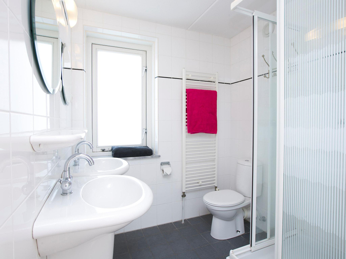 Bathroom, Villa in Cape Helius with Garden Terrace, Hellevoetsluis