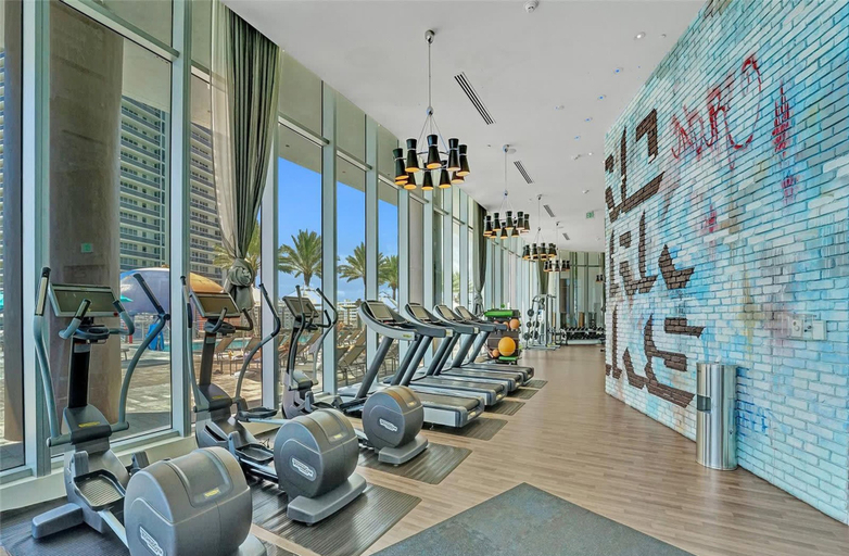 Room 2, 1BR Ocean View Balcony - Amazing Pool, Broward