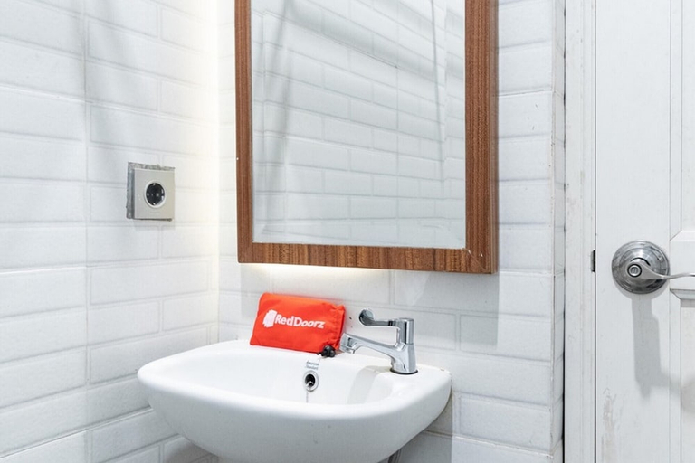 Bathroom 4, RedDoorz Premium near Centre Point Mall Medan, Medan