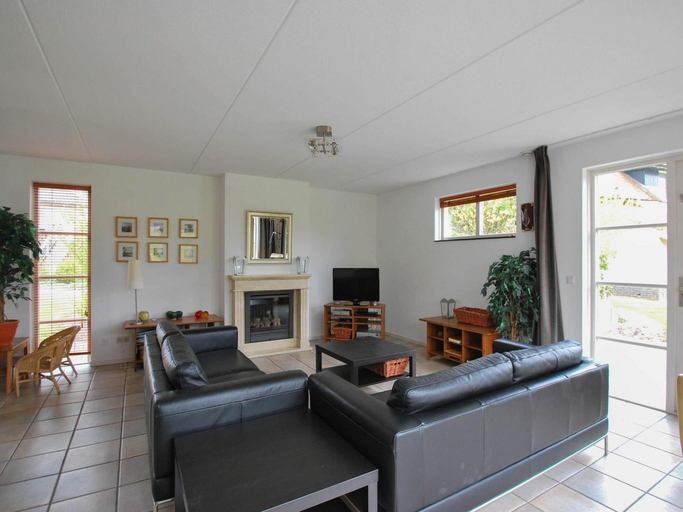 Interior view 3, Makkum Villa with Whirlpool for 6, Wûnseradiel