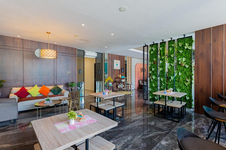 Public Area 3, Sans Hotel Box Mansion Surabaya by RedDoorz, Surabaya