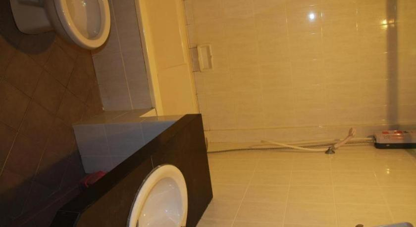 Bathroom 4, Ratchaphruek 2007 Hotel, Chom Thong