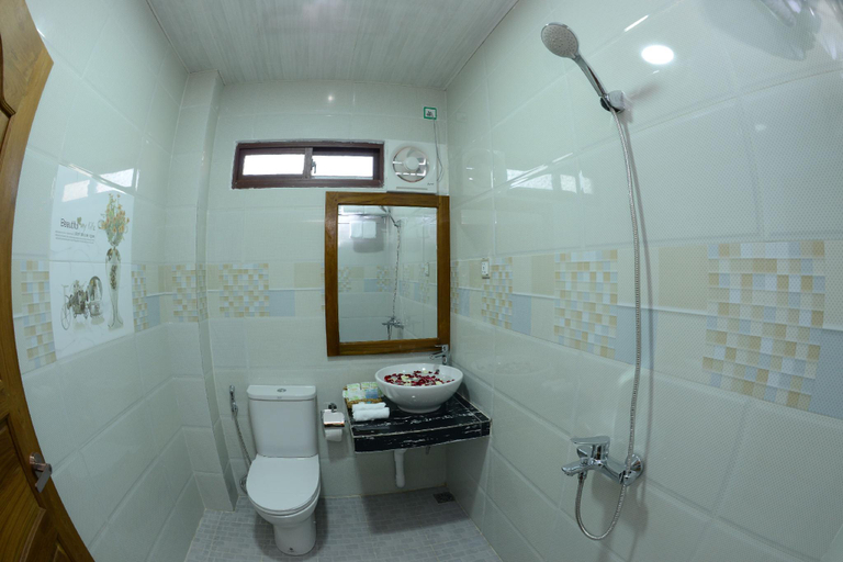 Bathroom, Bagan Comfort Hotel, Myingyan