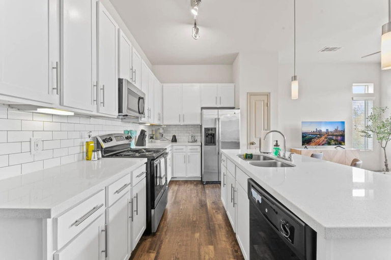 Room 4, Elegant 2BR King Suite Fast Wifi 8 min to DT, Travis