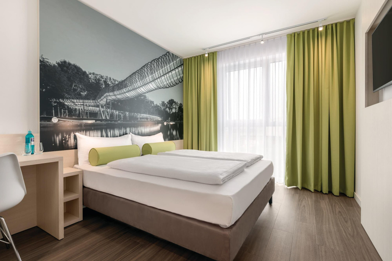 Bedroom 4, Super 8 by Wyndham Oberhausen am Centro, Oberhausen