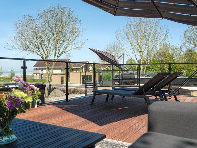 Balcony/terrace 2, Waterfront Villa with Private Rooftop