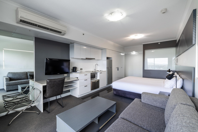 Bedroom 3, Oaks Townsville Hotel, South Townsville