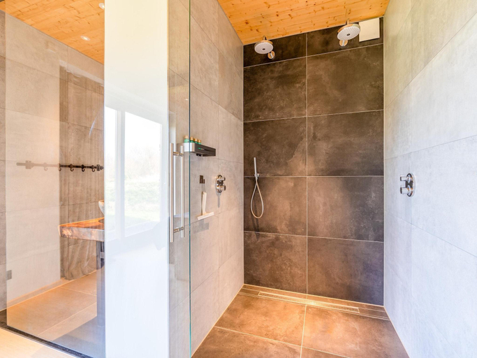 Bathroom 3, Modern 6-Person Villa with Private Hot Tub – Near Beach & Nature, Texel