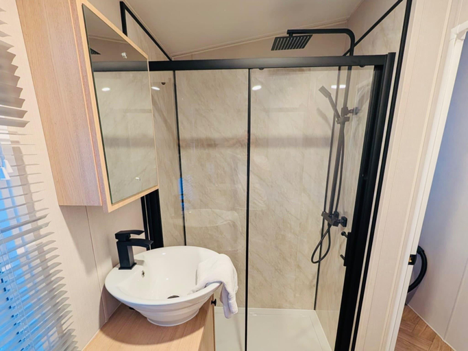 Bathroom 5, Mobile Home with Shared Pool for 6 Guests, Limburg