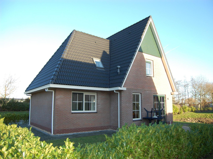 Exterior view 5, Classic Beach Villa with Whirlpool, Wûnseradiel