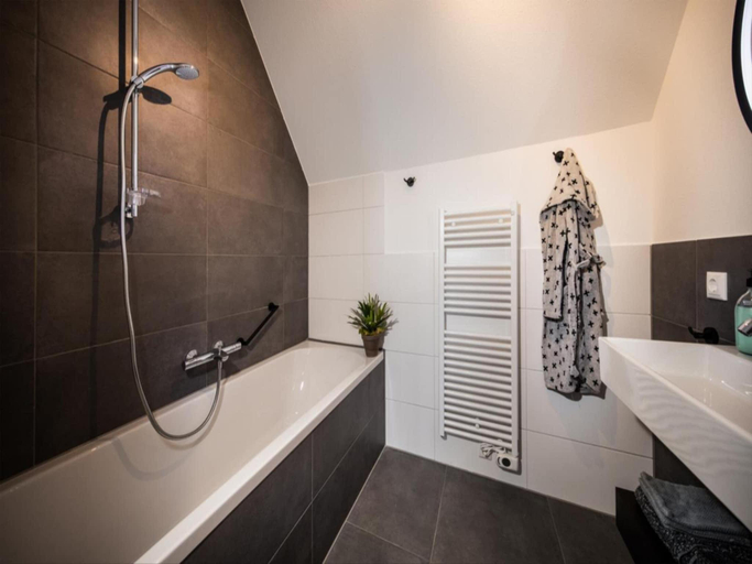 Bathroom 3, Luxe 6p villa in Thorn, Thorn