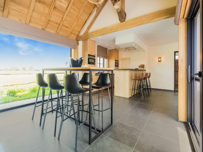 Food & Drinks 5, Chic Villa in Comines-Warneton with Garden, Hainaut