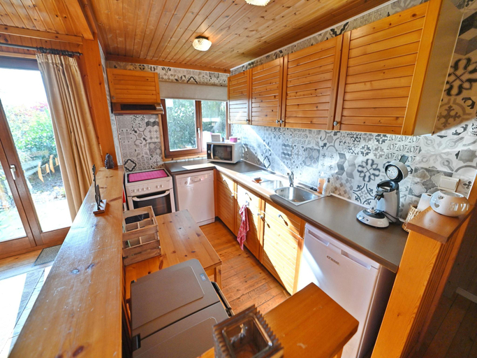 Kitchen 3, Chalet in Somme-Leuze with Stunning Garden, Namur