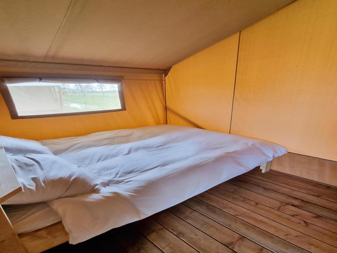 Bedroom 2, Waterfront Glamping Escape, Smallingerland