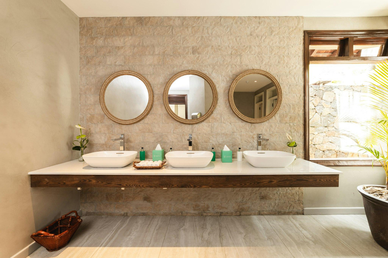 Bathroom 5, Maradiva Villas Resort & Spa, Black River