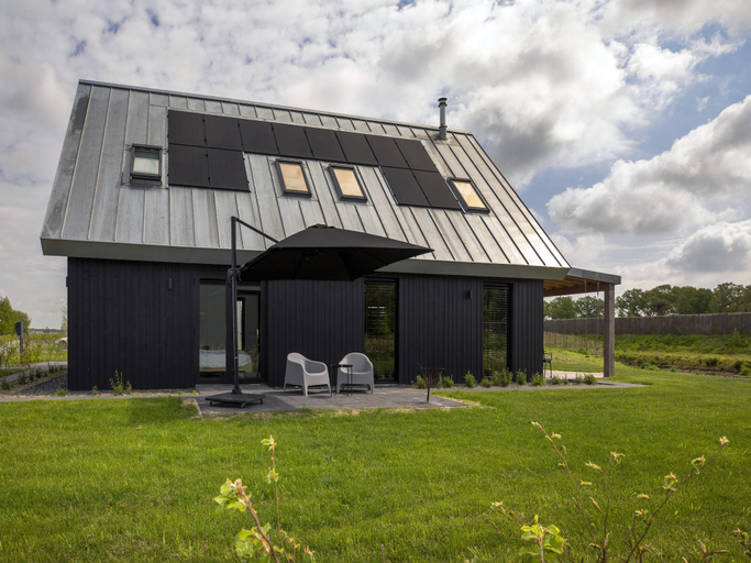 Exterior view 5, Beautiful villa on the water in Friesland, Skarsterlân
