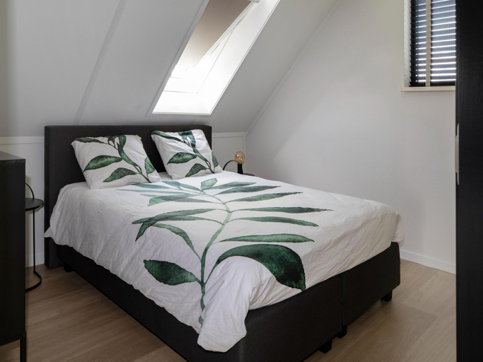 Bedroom 2, Beautiful villa with spacious garden, Skarsterlân