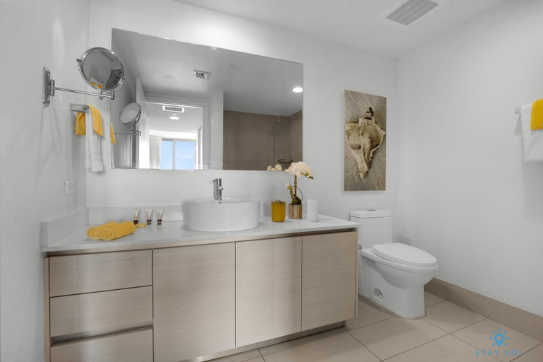 Room 3, Infinite View Amazing Apt Spectacular Amenities, Broward