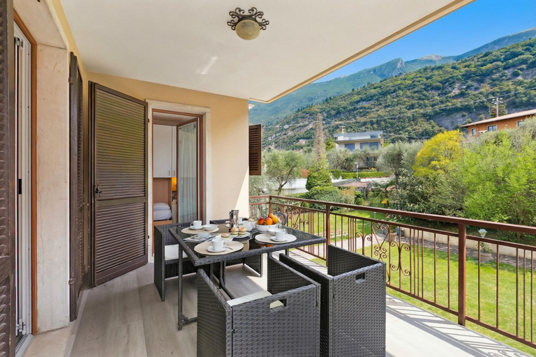 Outdoor dining 2, Margherita Apartment - Lake and Mountain Views, Verona
