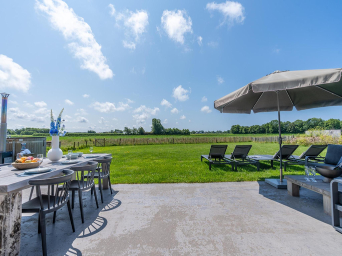 Balcony/terrace 5, Modern 6-Person Villa with Private Hot Tub – Near Beach & Nature, Texel